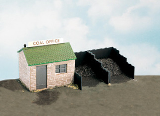 Coal Yard & Hut, Includes Plastic Coal - Dépôt de charbon HO
