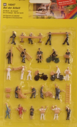 24 Figurines et accessoires