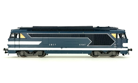 Locomotive diésel BB67047 dépôt de Nîmes Origine avec plaque Mistral Ep.III-IV