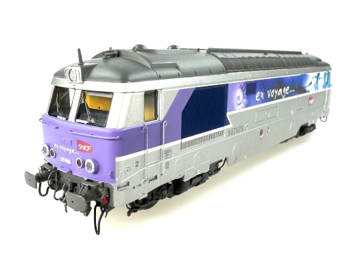 Locomotive diesel BB67628 EN VOYAGE,sigle carmillon,NEVERS SNCF